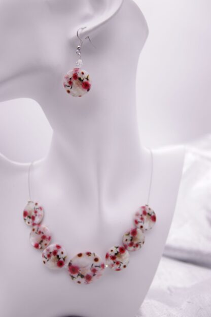 Schmuckset mit Muschelperlen und pinken Blüten