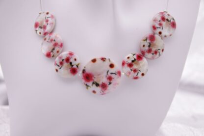 Schmuckset mit Muschelperlen und pinken Blüten – Bild 2