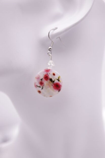 Schmuckset mit Muschelperlen und pinken Blüten – Bild 3