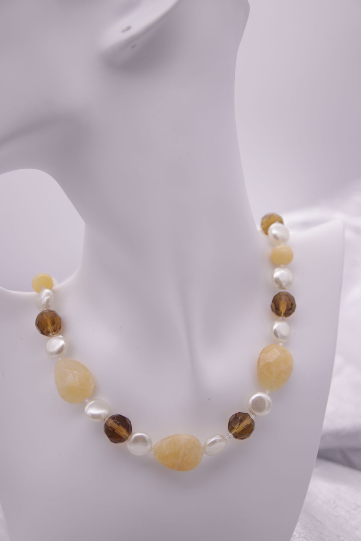 Halskette mit Naturstein Calcit und Glas- und Wachsperlen