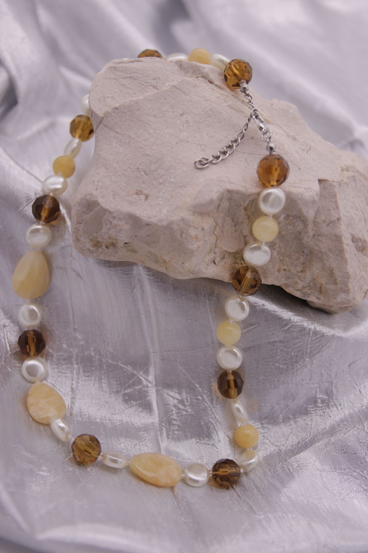 Halskette mit Naturstein Calcit und Glas- und Wachsperlen – Bild 2