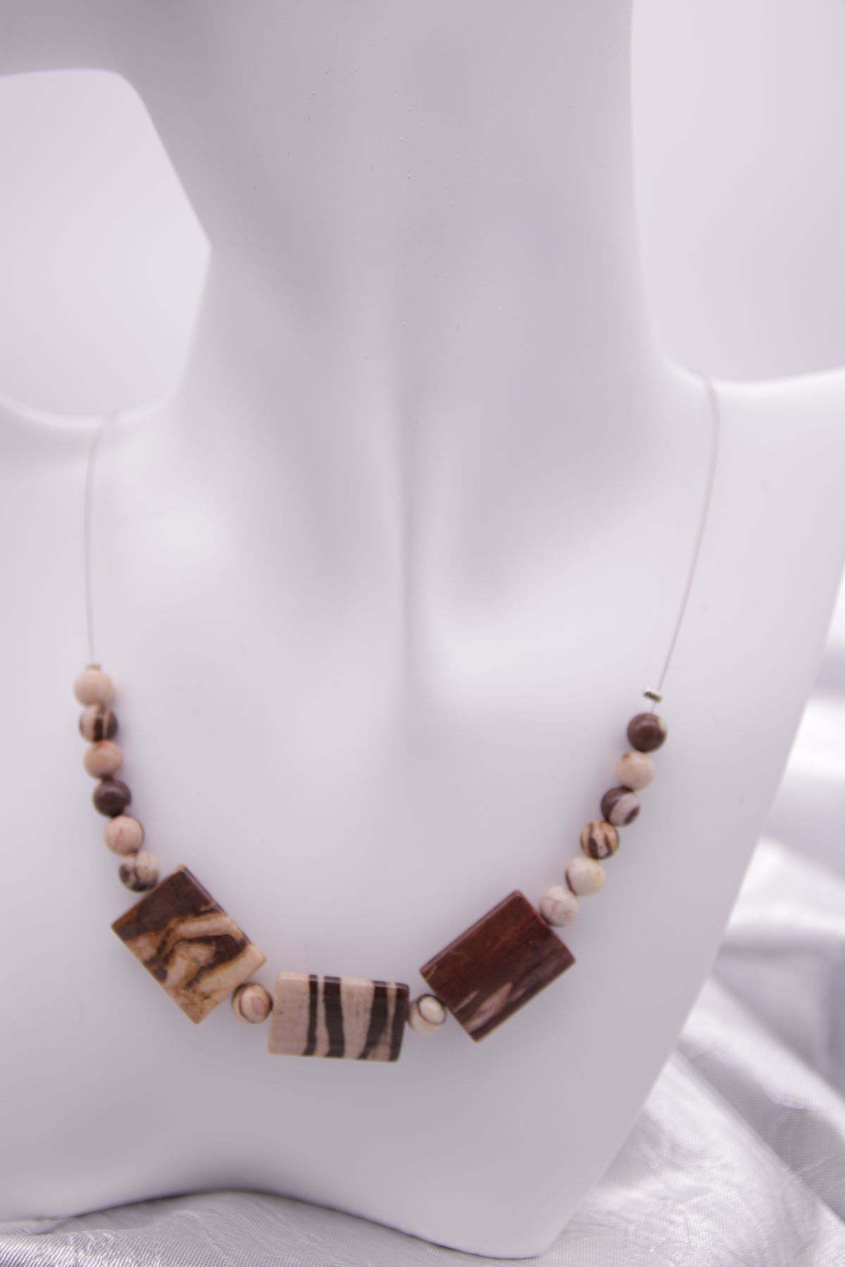 Halskette mit marmoriertem Naturstein