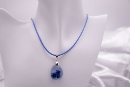 Halskette mit blauen Blüten