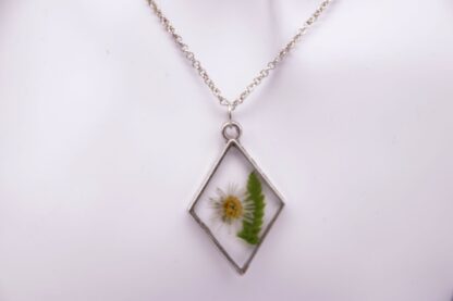 Halskette mit Gänseblümchen und Farn – Bild 2