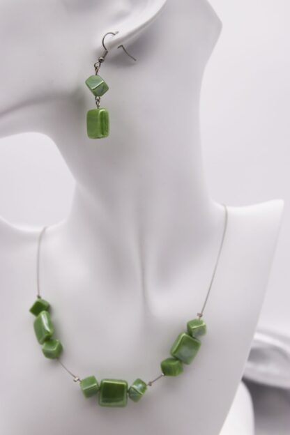 Schmuckset mit grünen Glasperlen
