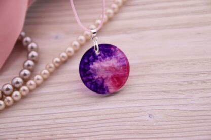 Epoxy Anhänger rund violett/ rosa