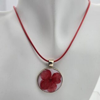 Kette mit roter Hortensienblüte