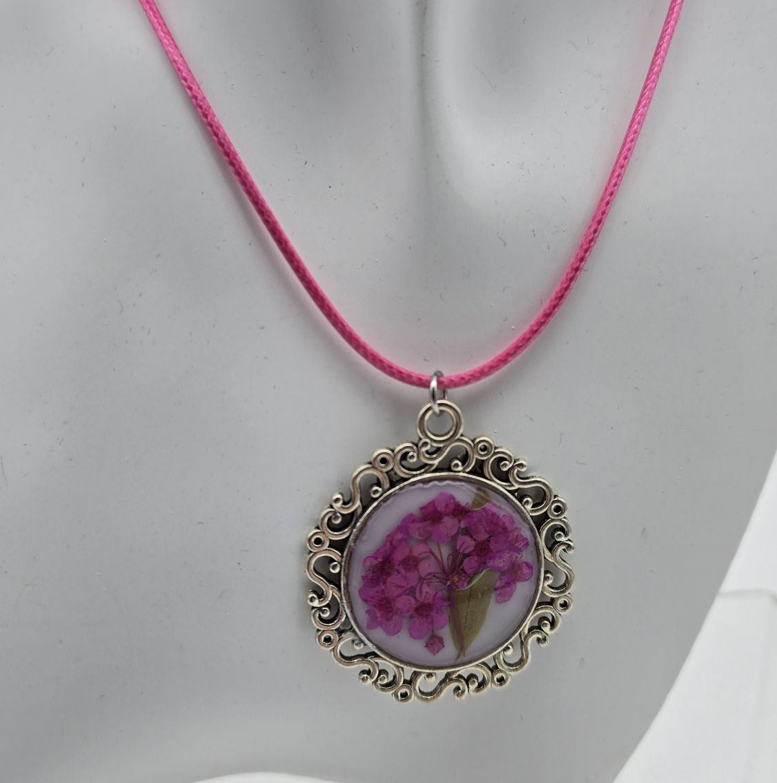 Kette mit pinken Blüten