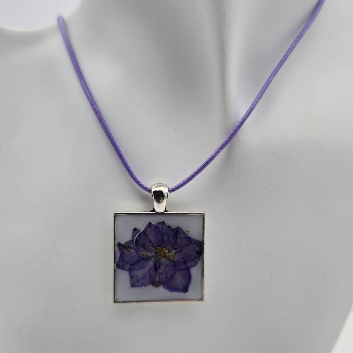 Kette mit lila Rittersporn