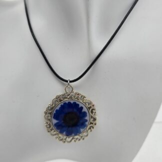 Kette mit blauer Chrysanthme