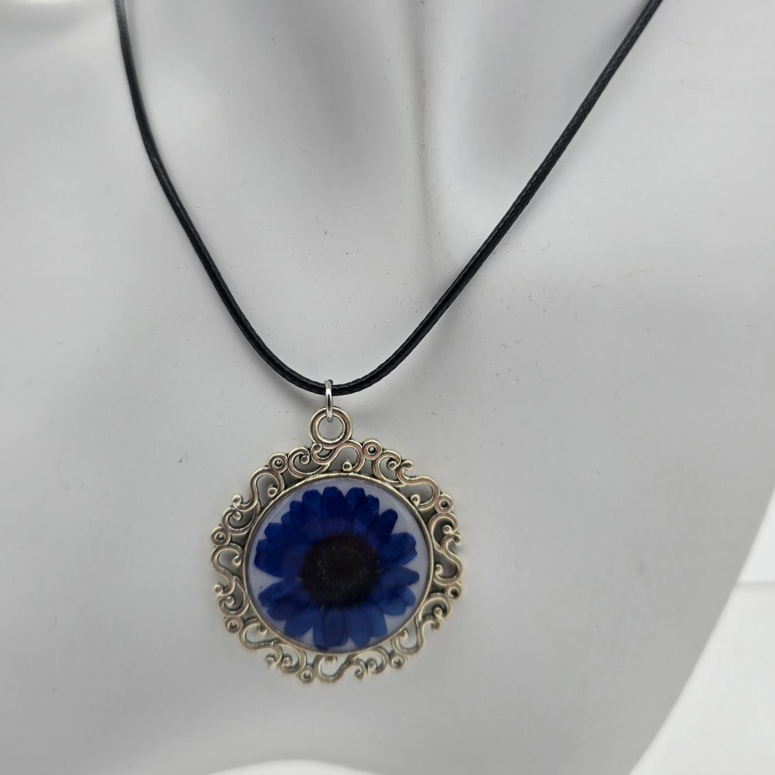 Kette mit blauer Chrysanthme