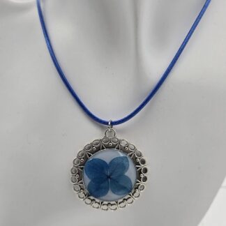 Kette mit blauer Hortensienblüte