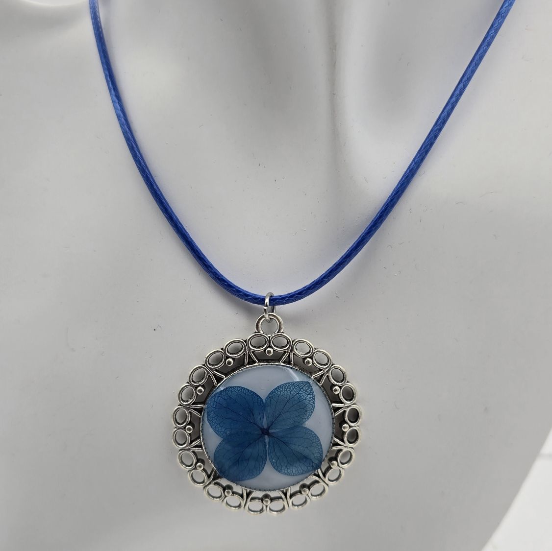 Kette mit blauer Hortensienblüte