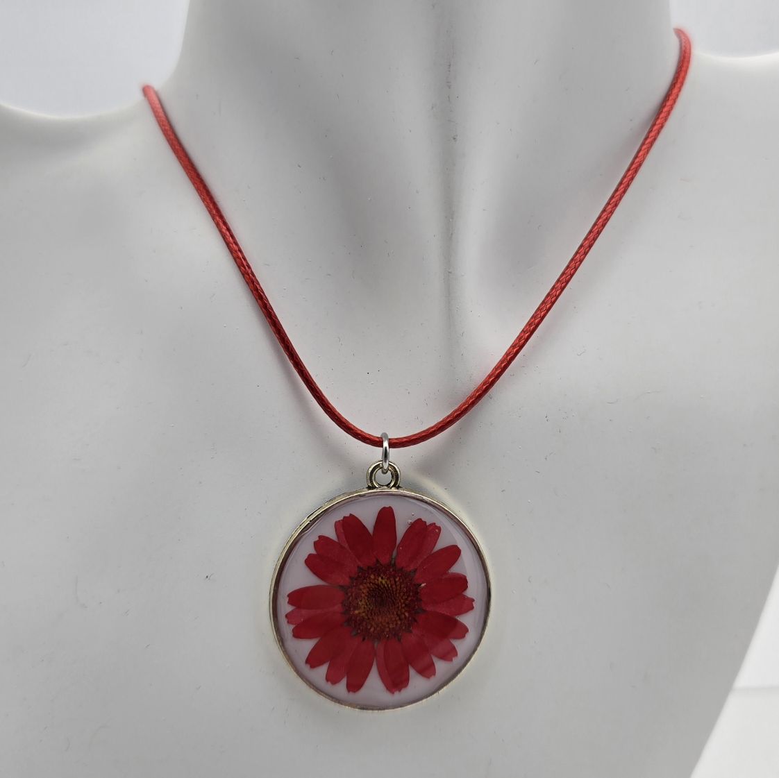 Kette mit roter Margerite